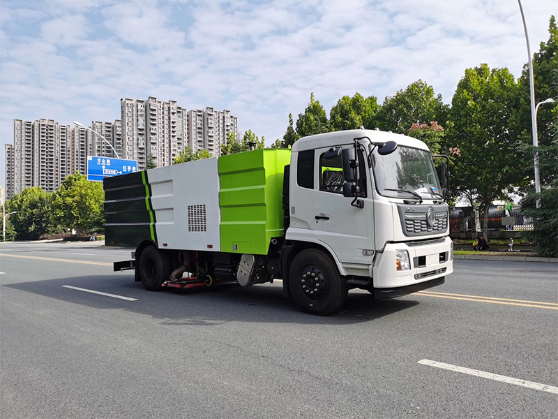 東風天錦18噸吸塵車(chē)中(zhōng)置吸盤