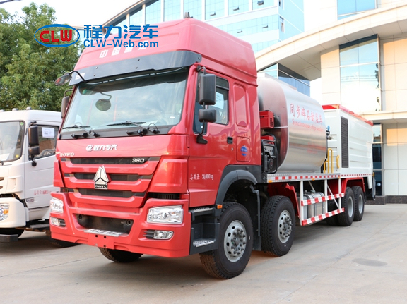 重汽8X4 同步封層車(chē)