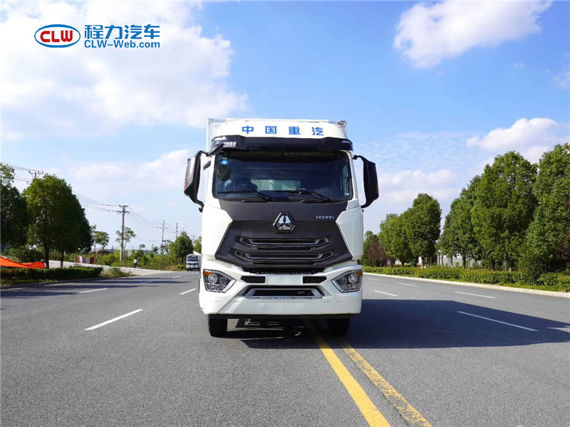 重汽豪瀚6.8米冷鏈運輸車(chē)