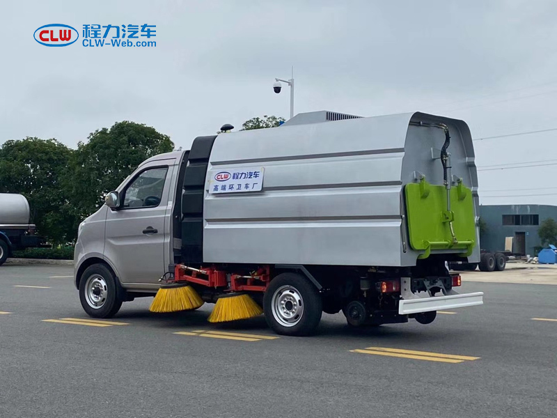 長安小(xiǎo)型2噸掃路車(chē)