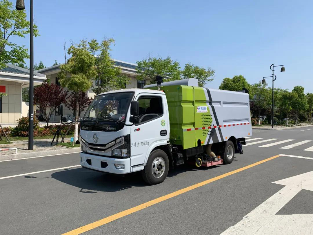 東風D6-5噸吸塵車(chē)中(zhōng)置吸盤